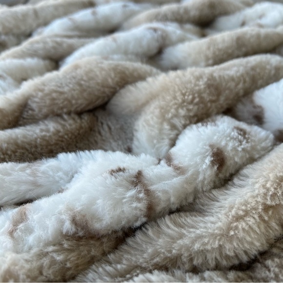 Soft Surroundings La Parisienne Faux Fur Accent Pillow Cover Snow Leopard 18x18 - Picture 5 of 9